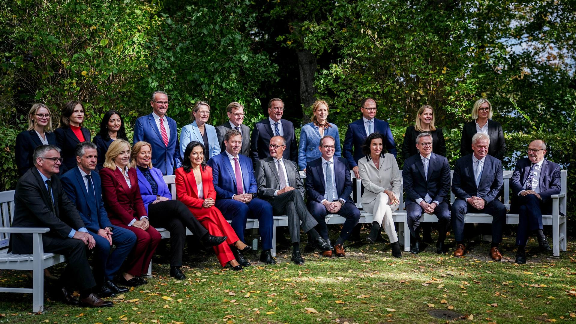 Das Bundeskabinett bei der Klausurtagung in der Villa Borsig, dem Gästehaus des Auswärtigen Amts am Tegeler See in Berlin.