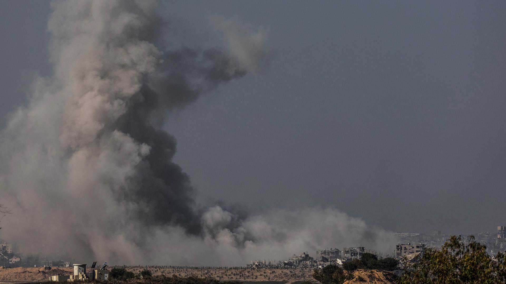 Rauch steigt aus dem Gazastreifen auf.