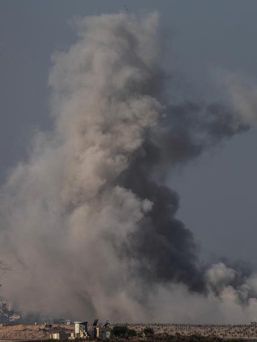 Nach dem Ende eines siebentägigen Waffenstillstands zwischen Israel und Hamas-Kämpfern steigt Rauch aus dem Gazastreifen auf.