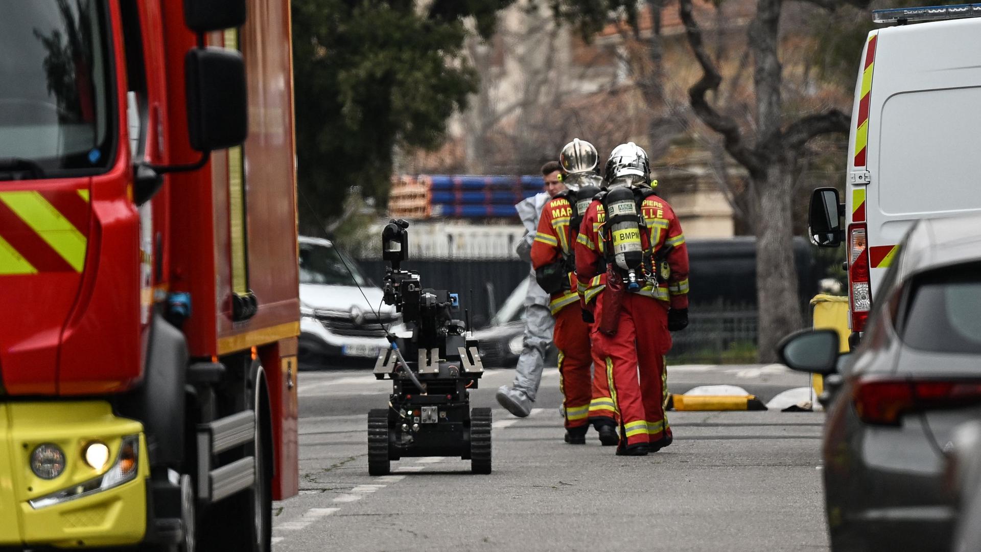 Angehörige des Marine-Feuerwehrbataillons kommen mit einem Minenräumroboter vor dem russischen Konsulat in Marseille an, nachdem drei improvisierte Sprengsätze geworfen worden waren.