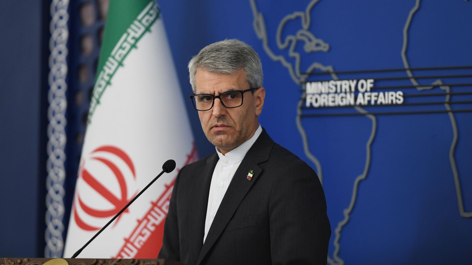 Ismail Baghai, Sprecher des iranischen Außenministeriums, nimmt an einer Pressekonferenz teil.