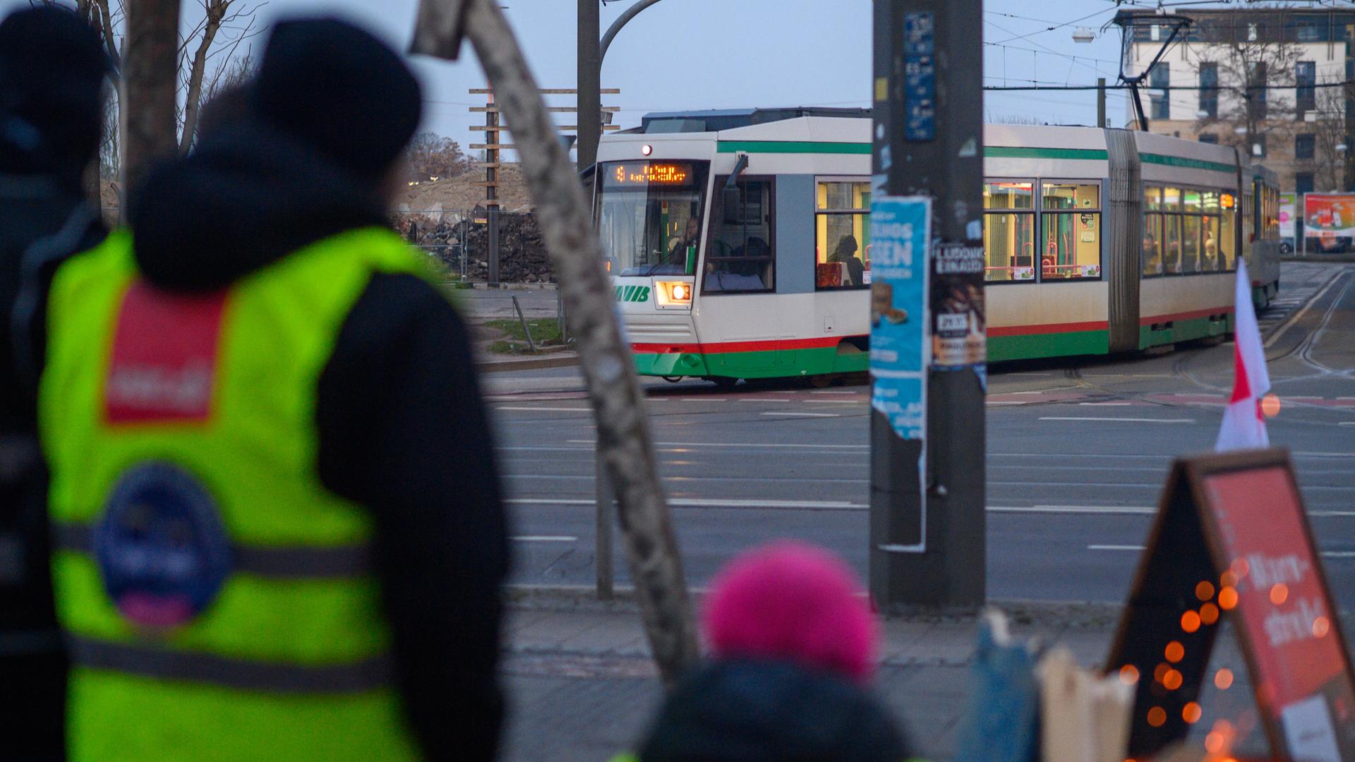 Magdeburg: Eine Straßenbahn der Linie neun fährt im Notbetrieb an einem Streikposten von Verdi vorbei.