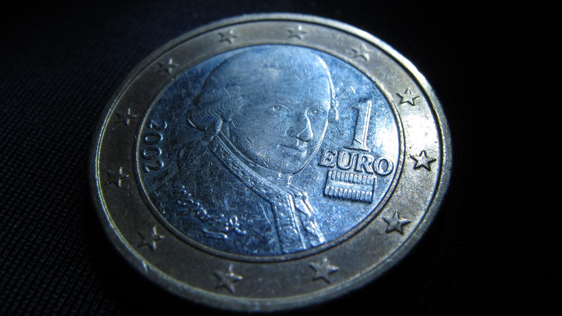 Eine österreichische Ein-Euro-Münze mit dem Konterfei Wolfgang Amadeus Mozarts