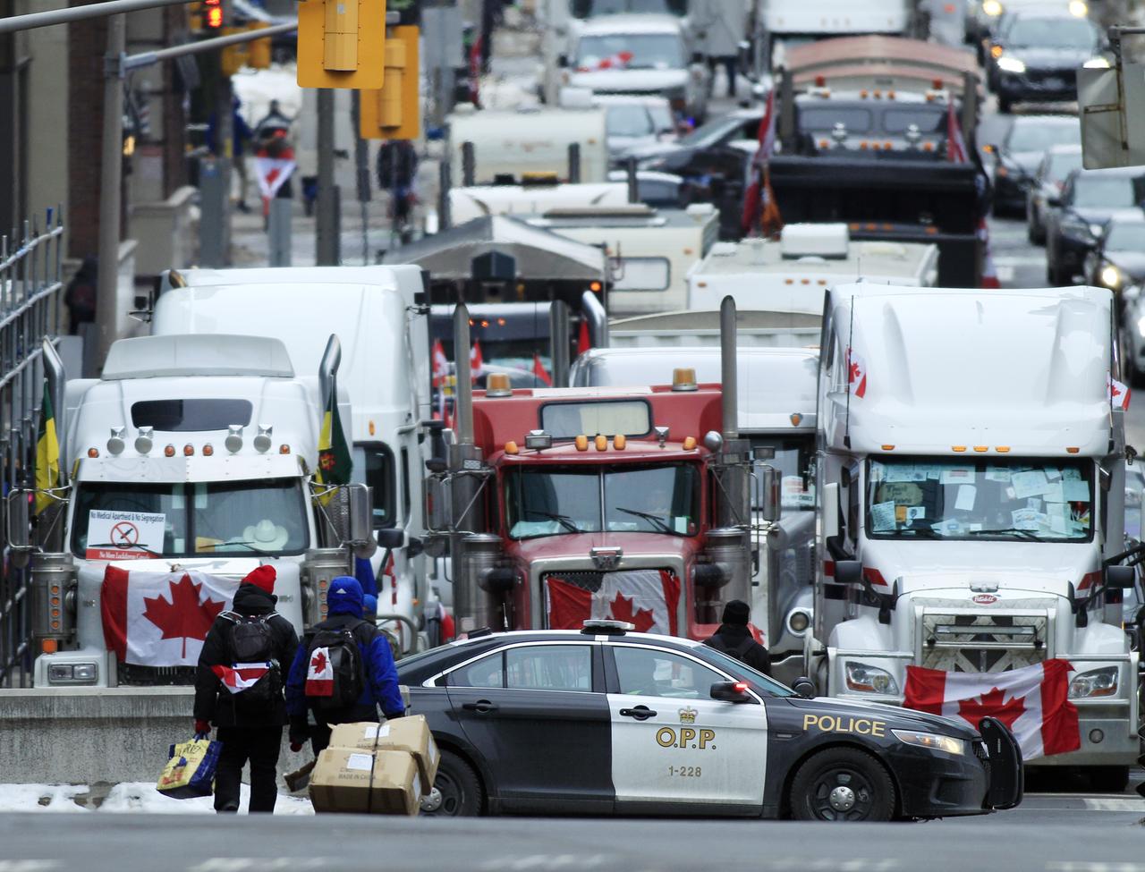 Trucker blockieren die Strassen in Ottawa, ein Polizeiwagen steht quer davor. Kanada, 11.Februar 2022.