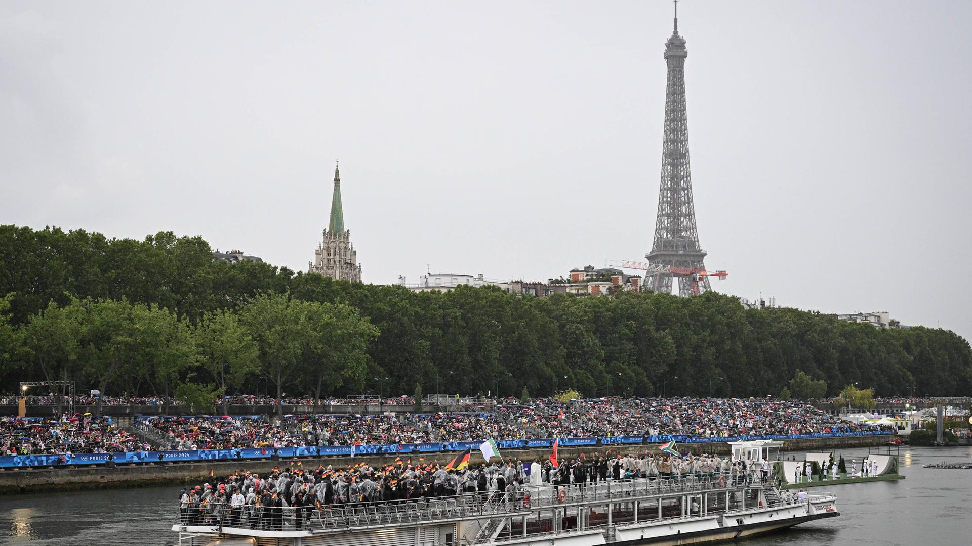 Das Boot mit dem Deutschen Team vor dem Eiffelturm auf der Seine. Die Mannschaften aus Algerien, Albanien und Südafrika sind ebenfall auf diesem Boot.