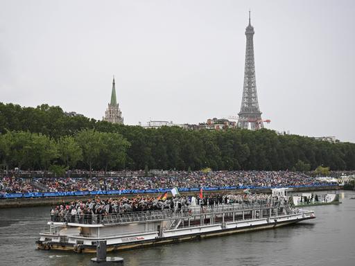 Das Boot mit dem Deutschen Team vor dem Eiffelturm auf der Seine. Die Mannschaften aus Algerien, Albanien und Südafrika sind ebenfall auf diesem Boot.