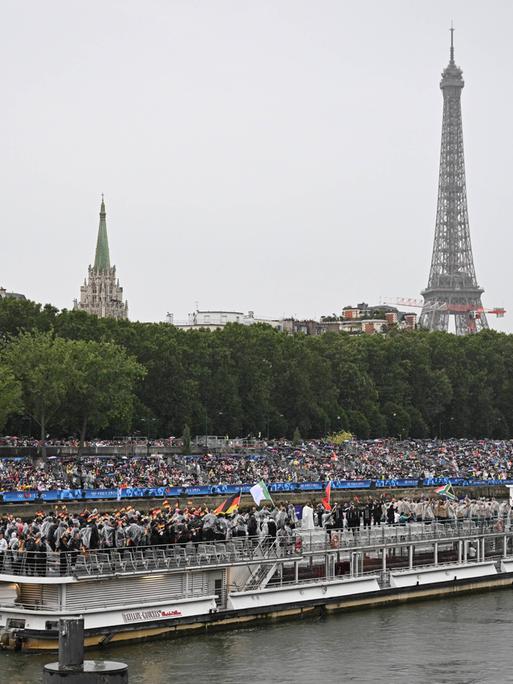 Das Boot mit dem Deutschen Team vor dem Eiffelturm auf der Seine. Die Mannschaften aus Algerien, Albanien und Südafrika sind ebenfall auf diesem Boot.