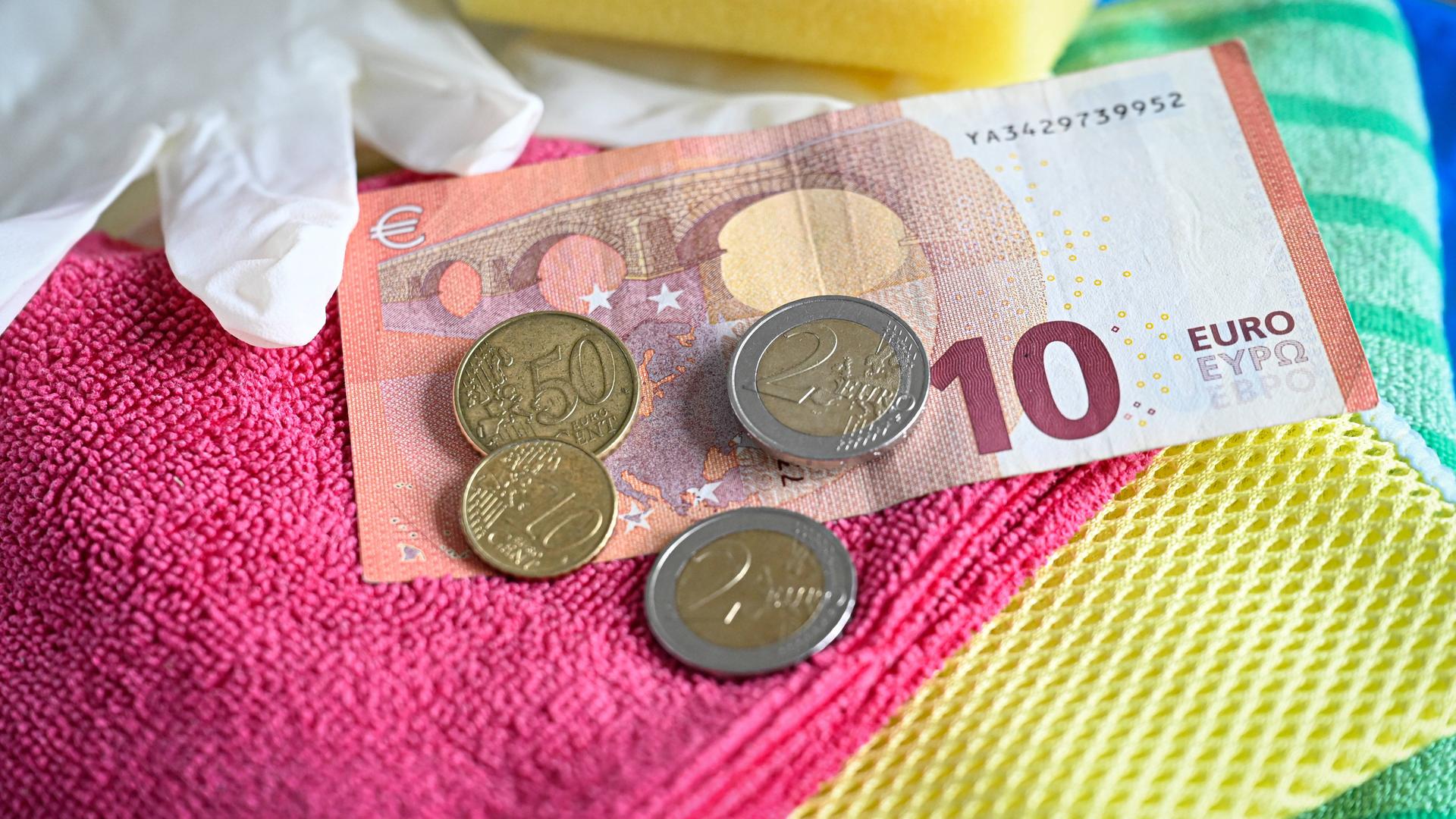Das Foto zeigt einen Geld-Schein und Münzen. Es sind insgesamt 14 Euro 60. Das Foto zeigt einen Geld-Schein und Münzen. Es sind insgesamt 14 Euro 60.