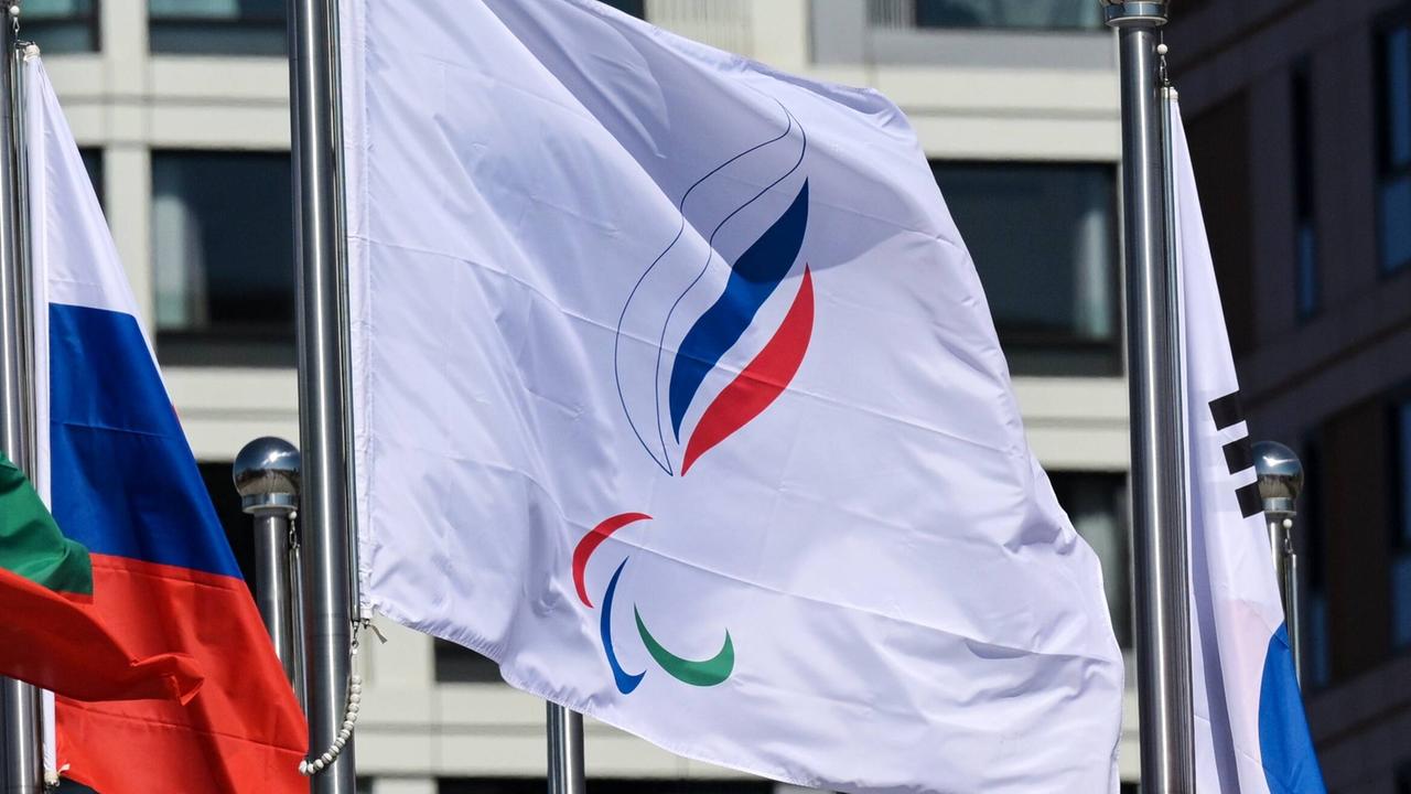 Blick auf die Flagge des Paralympischen Komitees von Russland.