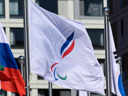 Blick auf die Flagge des Paralympischen Komitees von Russland.
