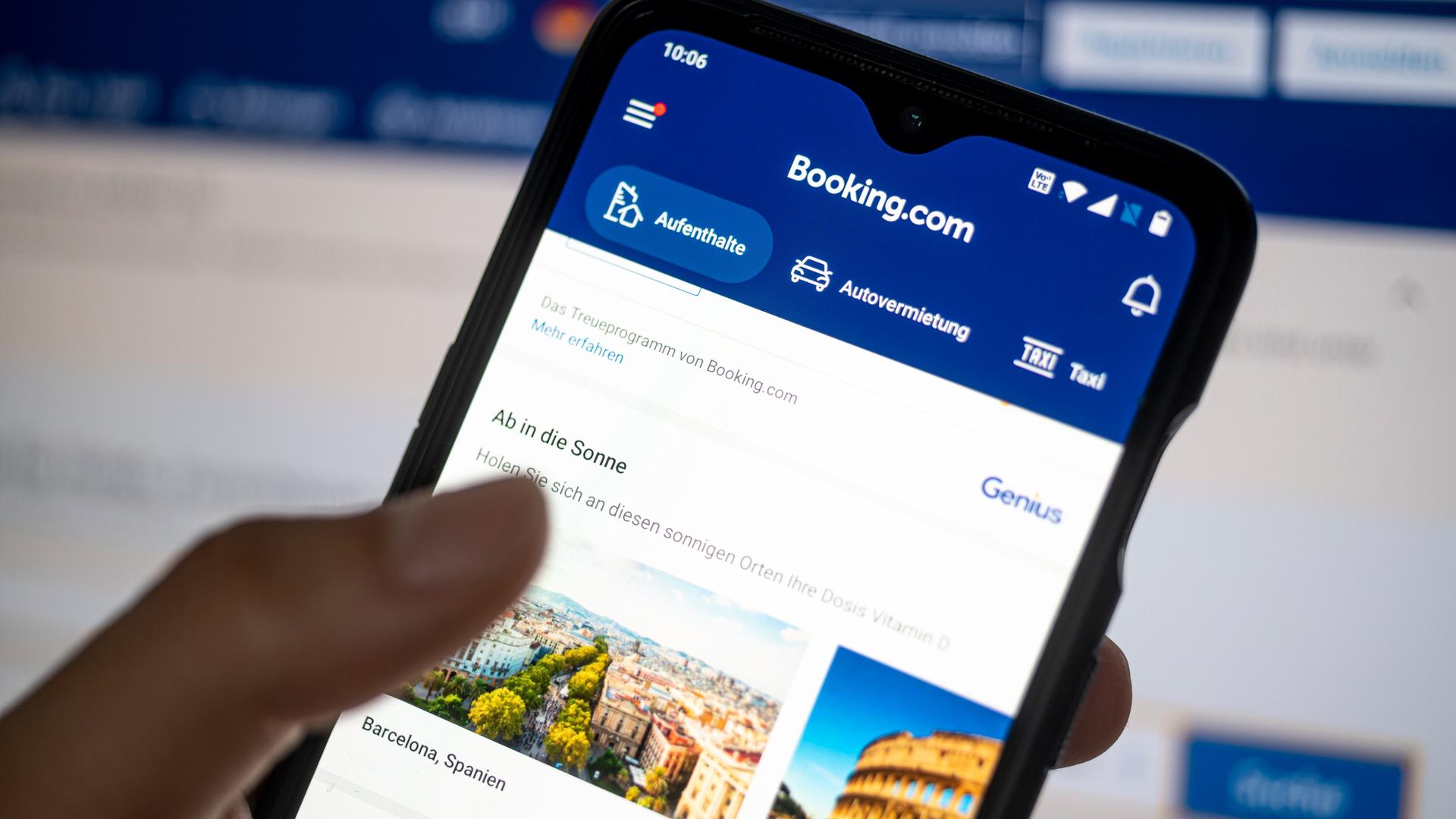 Auf einem Smartphone ist die App des Reiseportals Booking.com zu sehen. Auf einem Smartphone ist die App des Reiseportals Booking.com zu sehen.