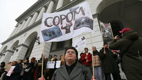 Bei einer Demonstration gegen russische Kultur in der Ukraine protestiert eine Person dafür, die Nationale Musikakademie der Ukraine Peter Tschaikowski umzubenennen und den Namen des russischen Komponisten zu entfernen.