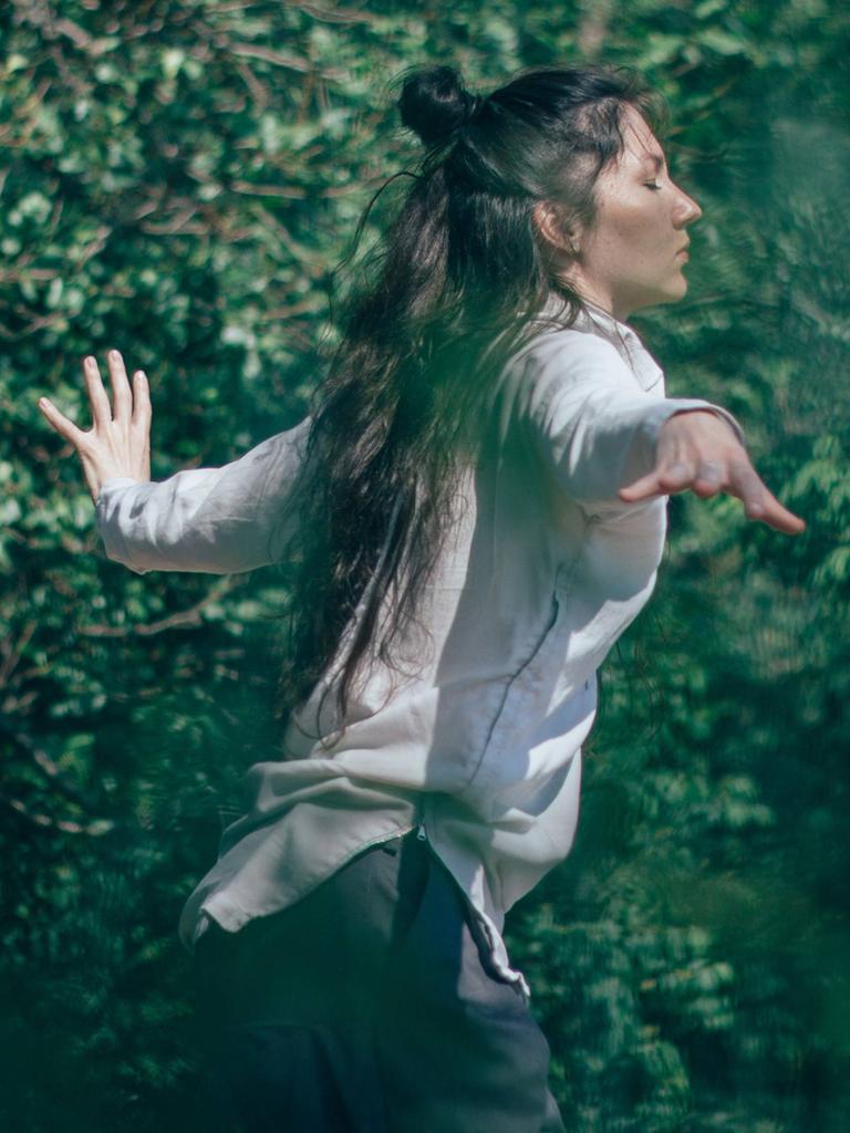 Tanzen - die Spannung zwischen Bei-sich-Sein und Außer-sich-Sein. Zu sehen: Eine Frau tanzt in einem Wald. 
