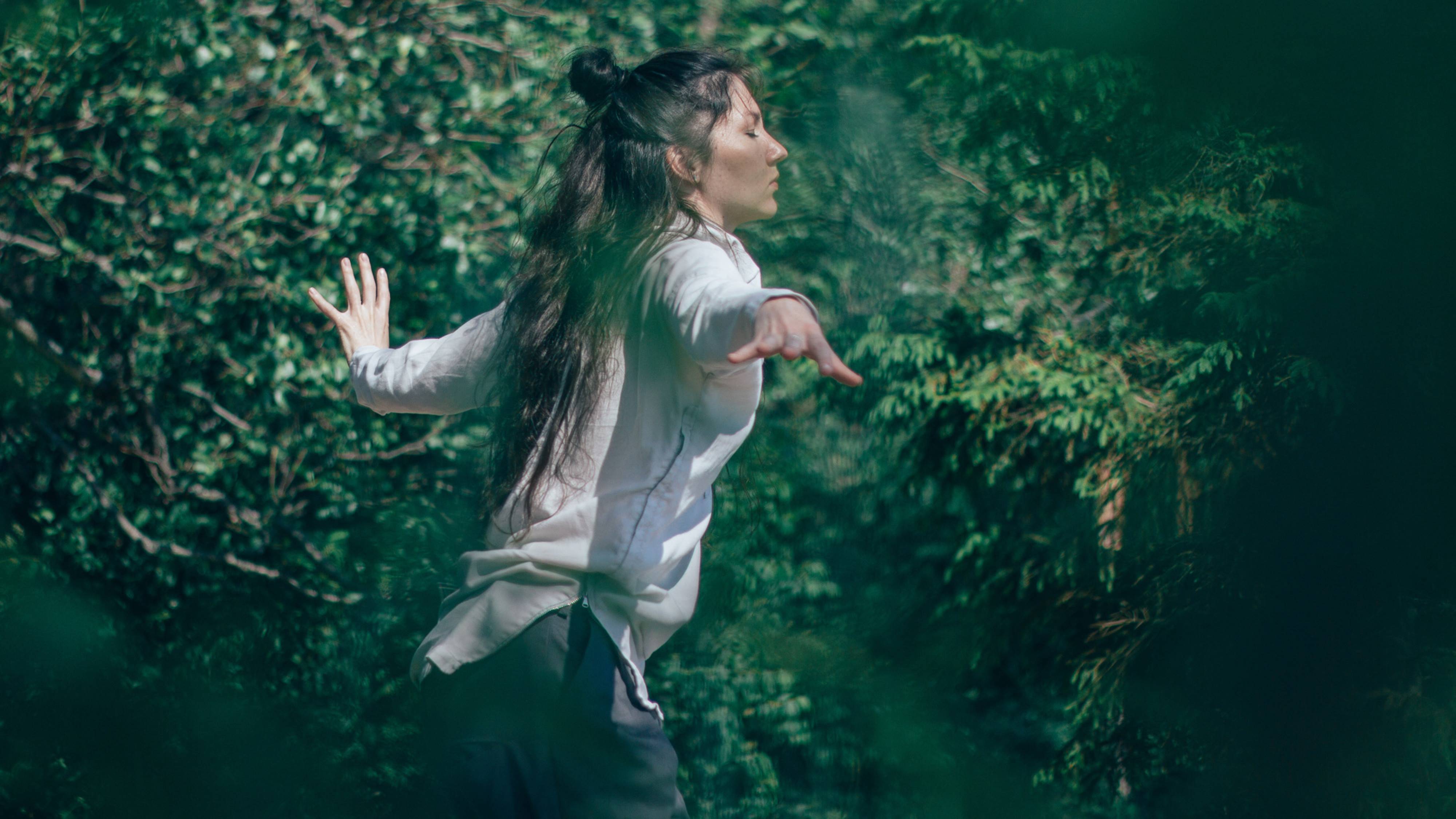 Tanzen - die Spannung zwischen Bei-sich-Sein und Außer-sich-Sein. Zu sehen: Eine Frau tanzt in einem Wald. 