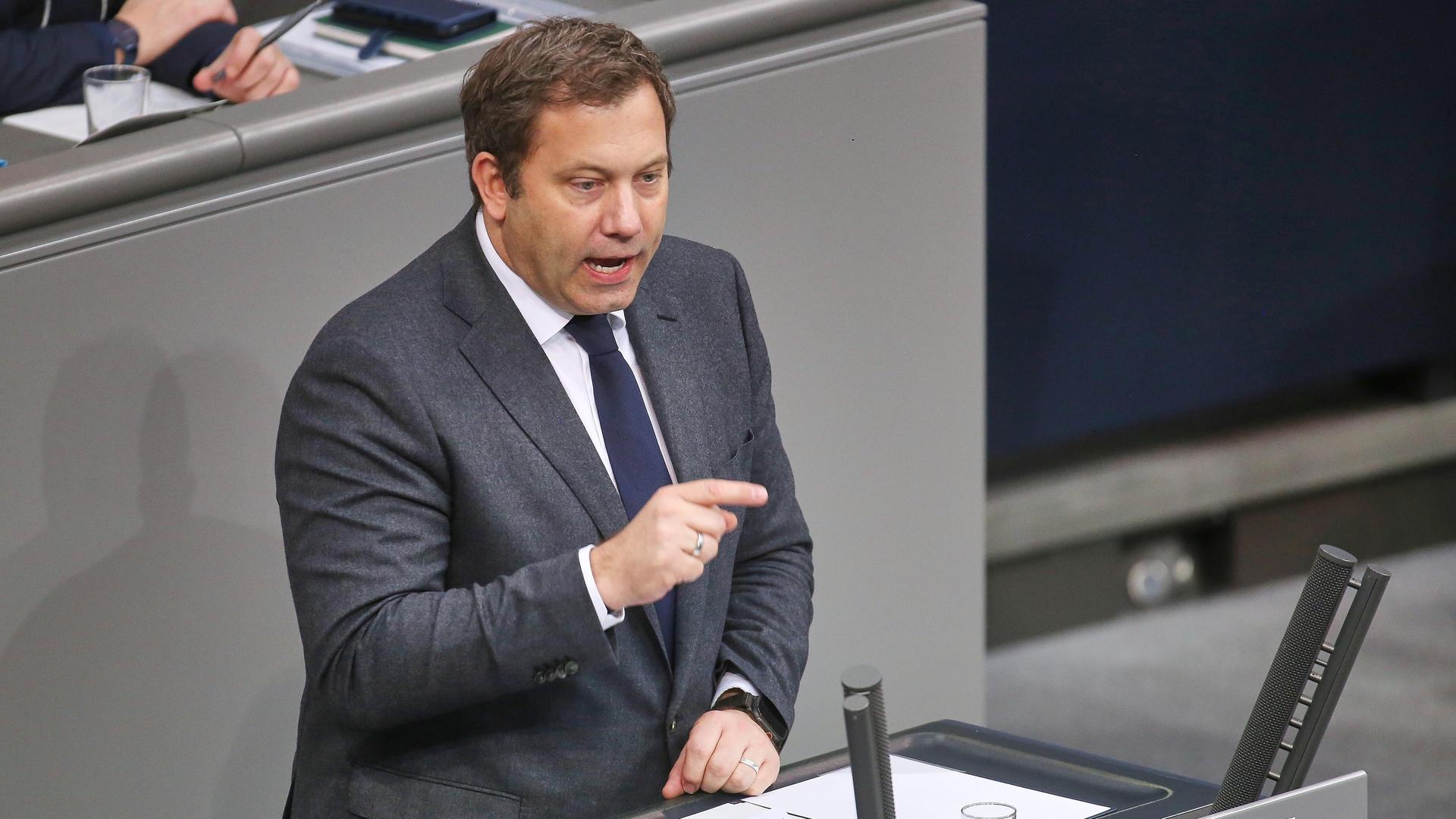 Bundesfinanzminister Lars Klingbeil spricht bei der Sitzung des Bundestags zum Auftakt der Haushaltswoche. 