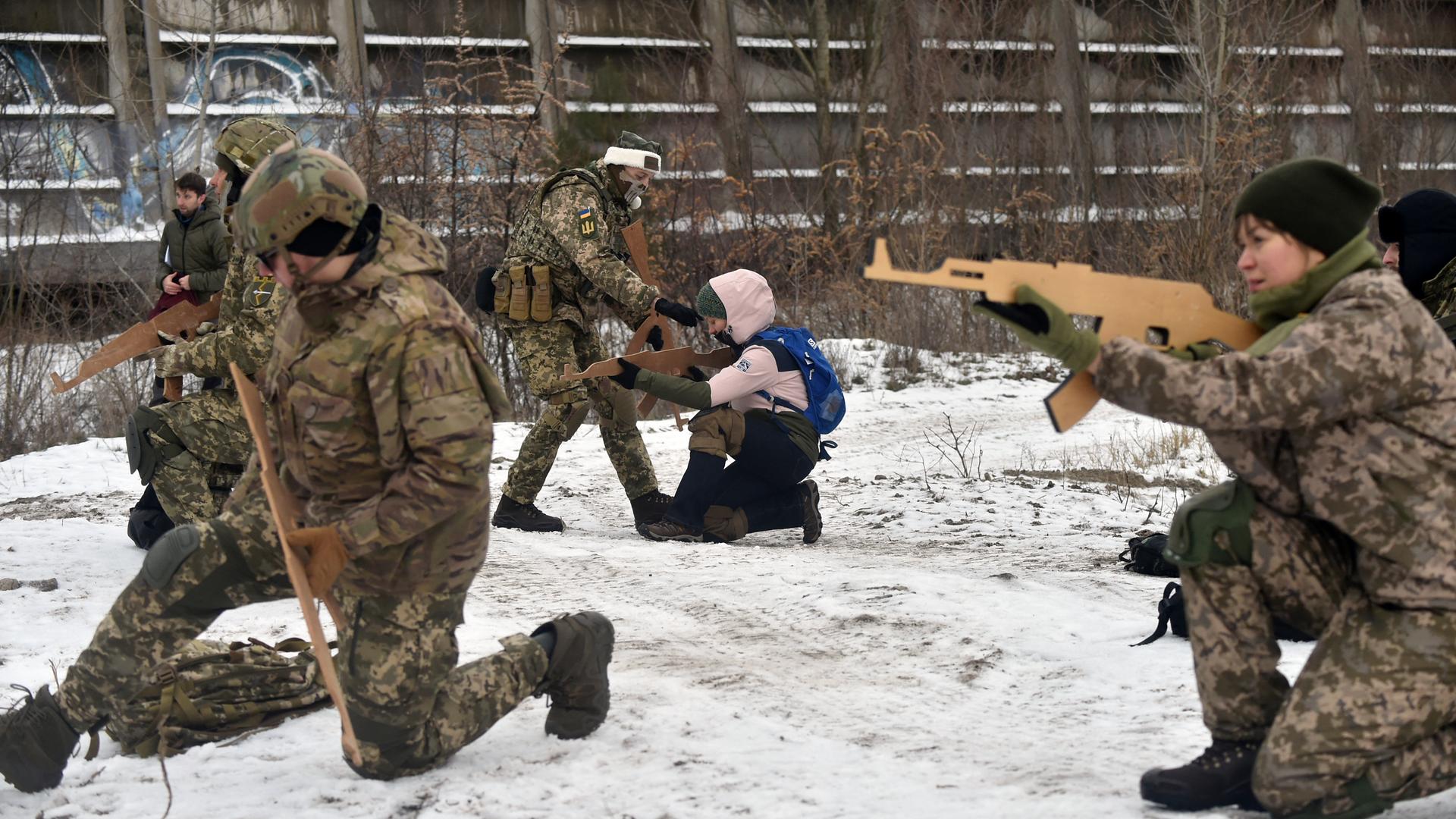 Ukrainische Verteidigungskräfte der Reserve nehmen an einer militärischen Übung mit Kalaschnikow-Waffen aus Holz teil, 25. Dezember 2021