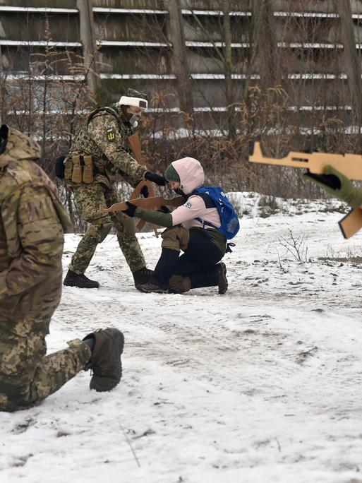 Ukrainische Verteidigungskräfte der Reserve nehmen an einer militärischen Übung mit Kalaschnikow-Waffen aus Holz teil, 25. Dezember 2021
