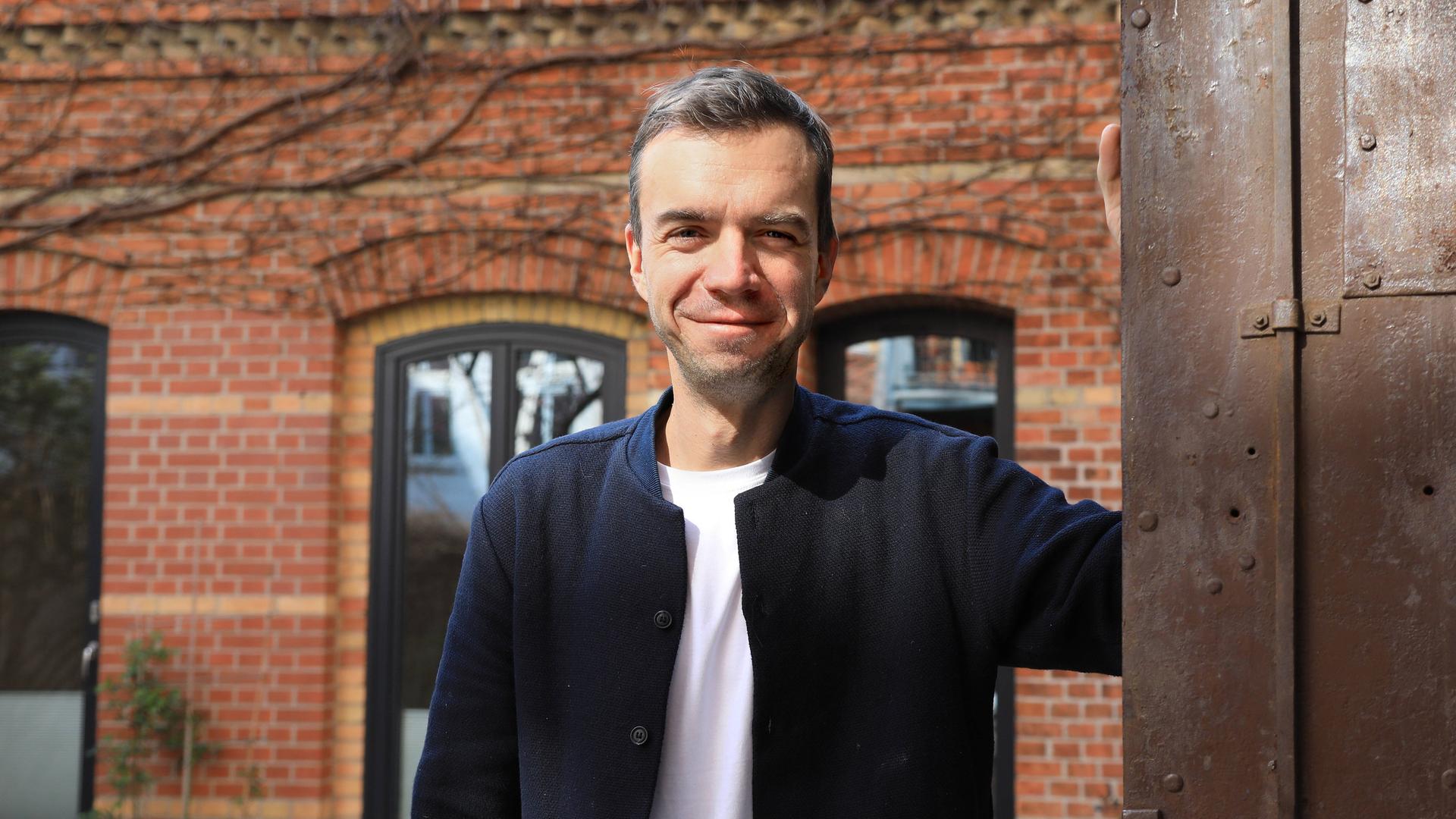 Porträt des Podcasters Matze Hielscher von "Hotel Matze" in seinem Berliner Hof in der Strelitzer Strasse. Porträt des Podcasters Matze Hielscher von "Hotel Matze" in seinem Berliner Hof in der Strelitzer Strasse.