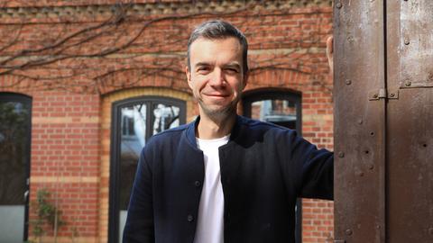 Porträt des Podcasters Matze Hielscher von "Hotel Matze" in seinem Berliner Hof in der Strelitzer Strasse. Porträt des Podcasters Matze Hielscher von "Hotel Matze" in seinem Berliner Hof in der Strelitzer Strasse.