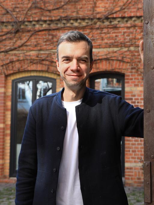 Porträt des Podcasters Matze Hielscher von "Hotel Matze" in seinem Berliner Hof in der Strelitzer Strasse.