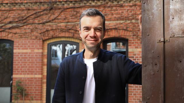 Porträt des Podcasters Matze Hielscher von "Hotel Matze" in seinem Berliner Hof in der Strelitzer Strasse.