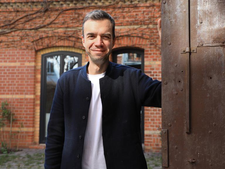 Porträt des Podcasters Matze Hielscher von "Hotel Matze" in seinem Berliner Hof in der Strelitzer Strasse.