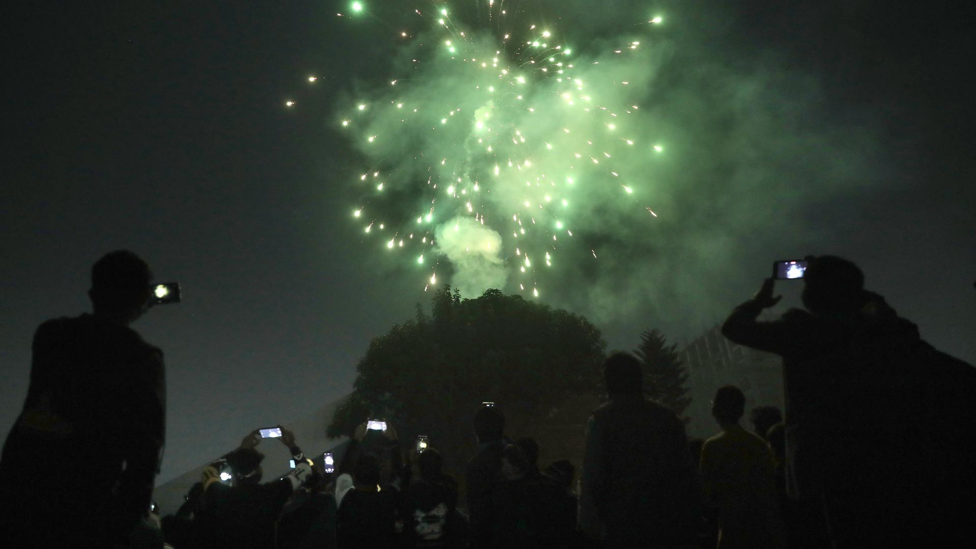 Menschen schauen ein Feuerwerk an, beim 50. "Victory Day" in Bangladesh