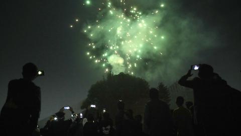 Menschen schauen ein Feuerwerk an, beim 50. "Victory Day" in Bangladesh
