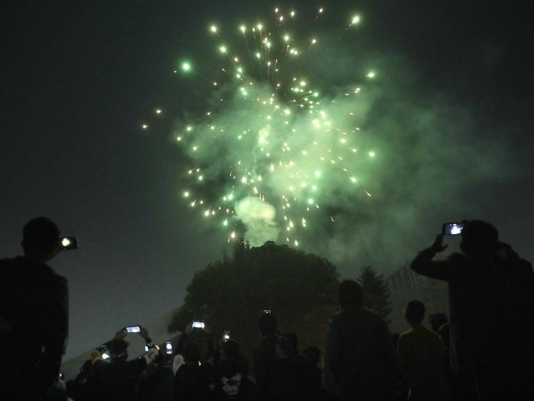 Menschen schauen ein Feuerwerk an, beim 50. "Victory Day" in Bangladesh