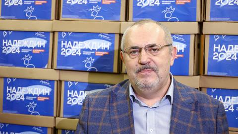 Boris Nadeschdin blickt in die Kamera. Im Hintergrund sind mehrere Logos seiner Kandidatur zu sehen. 