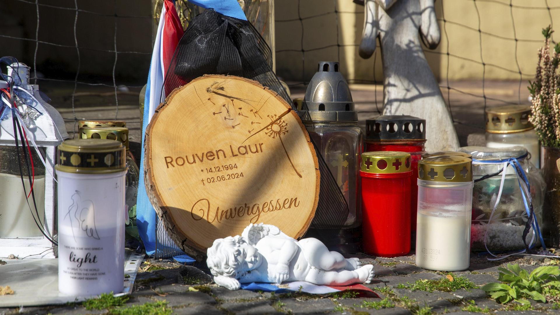 Gedenken an den 2024 ermordeten Polizeibeamten Rouven Laur am Marktplatz in Mannheim