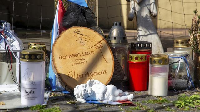 Gedenken an den 2024 ermordeten Polizeibeamten Rouven Laur am Marktplatz in Mannheim