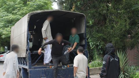 Afghanen aus dem Bundesaufnahmeprogrammen, die gerade in einem Gästehaus festgenommen wurden, sitzen und stehen in einem Transporter, mit dem sie in ein Abschiebezentrum gebracht werden sollen. 