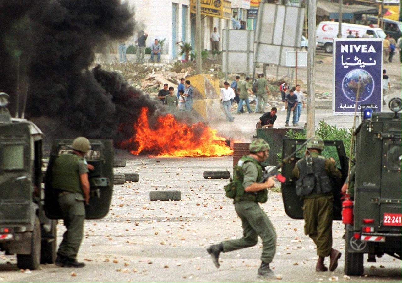Konfrontation zwischen israelischen Soldaten und palästinensischen Jugendlichen am 28. September 2000 in Ramallah. Der Tag markiert den Anfang der zweiten Intifada.