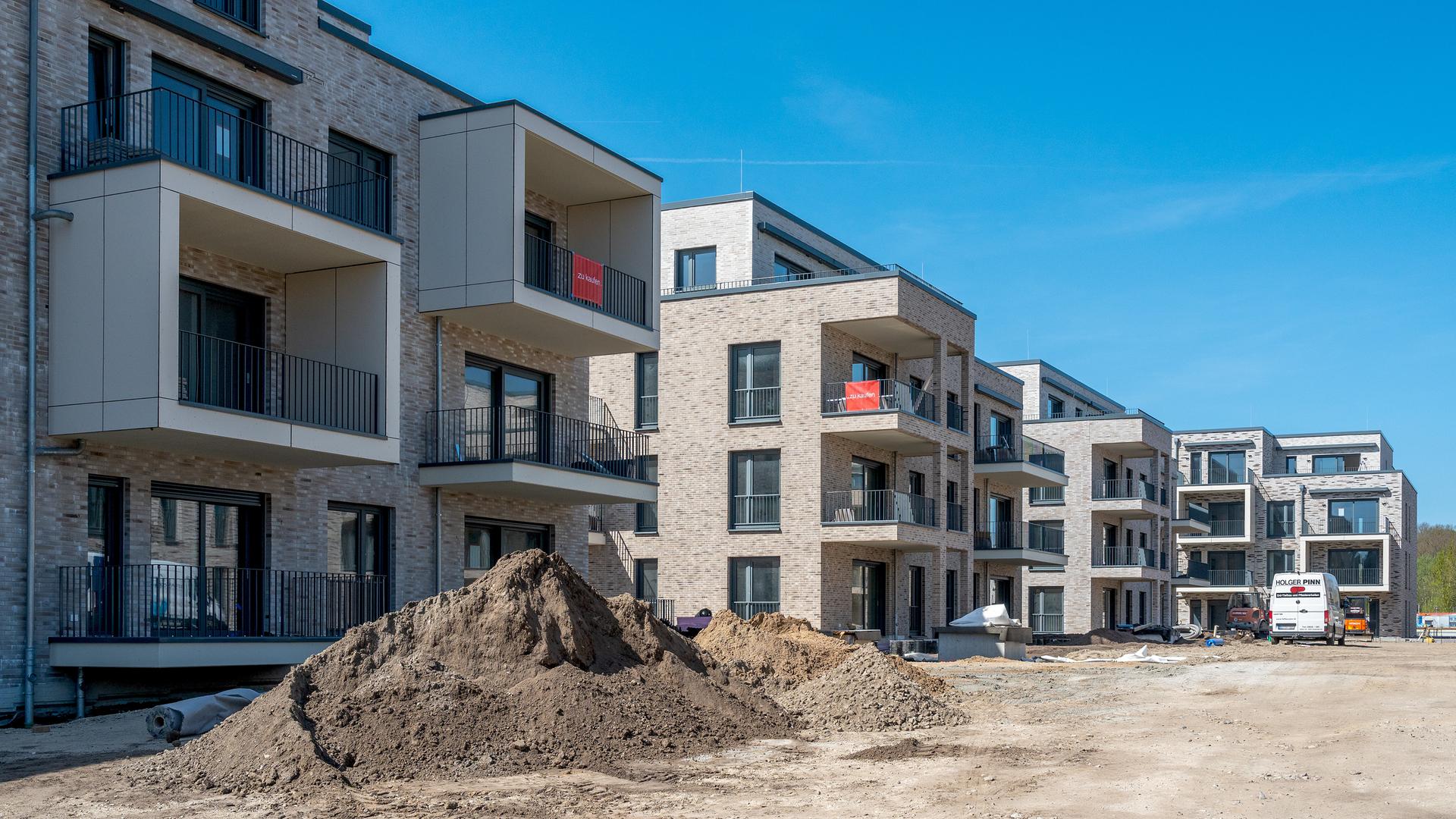 Neubauten auf einer Baustelle in Schlewsig, Fassaden mit Balkonen eines fast fertigen Bauabschnitts.
