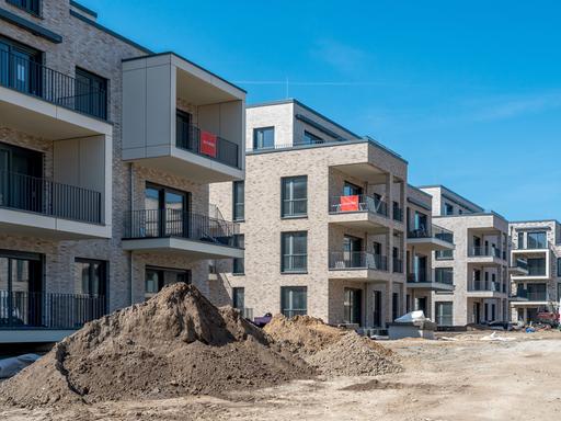 Neubauten auf einer Baustelle in Schlewsig, Fassaden mit Balkonen eines fast fertigen Bauabschnitts. Neubauten auf einer Baustelle in Schlewsig, Fassaden mit Balkonen eines fast fertigen Bauabschnitts.