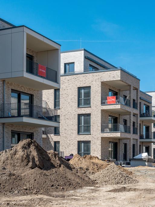 Neubauten auf einer Baustelle in Schlewsig, Fassaden mit Balkonen eines fast fertigen Bauabschnitts.