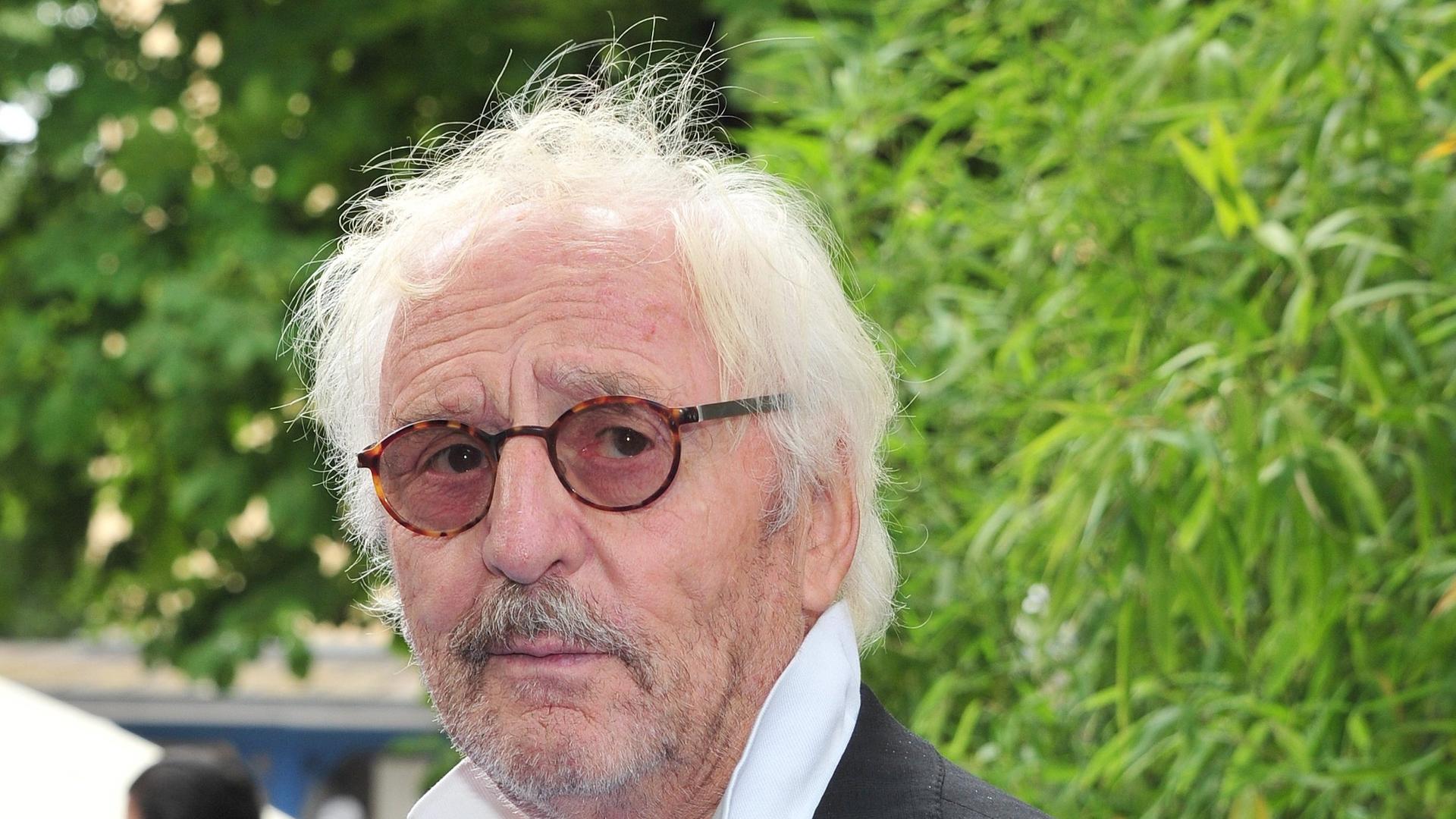 Der Schauspieler Günther Maria Halmer, hier beim Empfang des FilmFernsehFonds Bayern (FFFBayern) in München im Jahr 2017. Er trägt ein weißes Hemd und Sonnebrille und schaut in die Kamera.