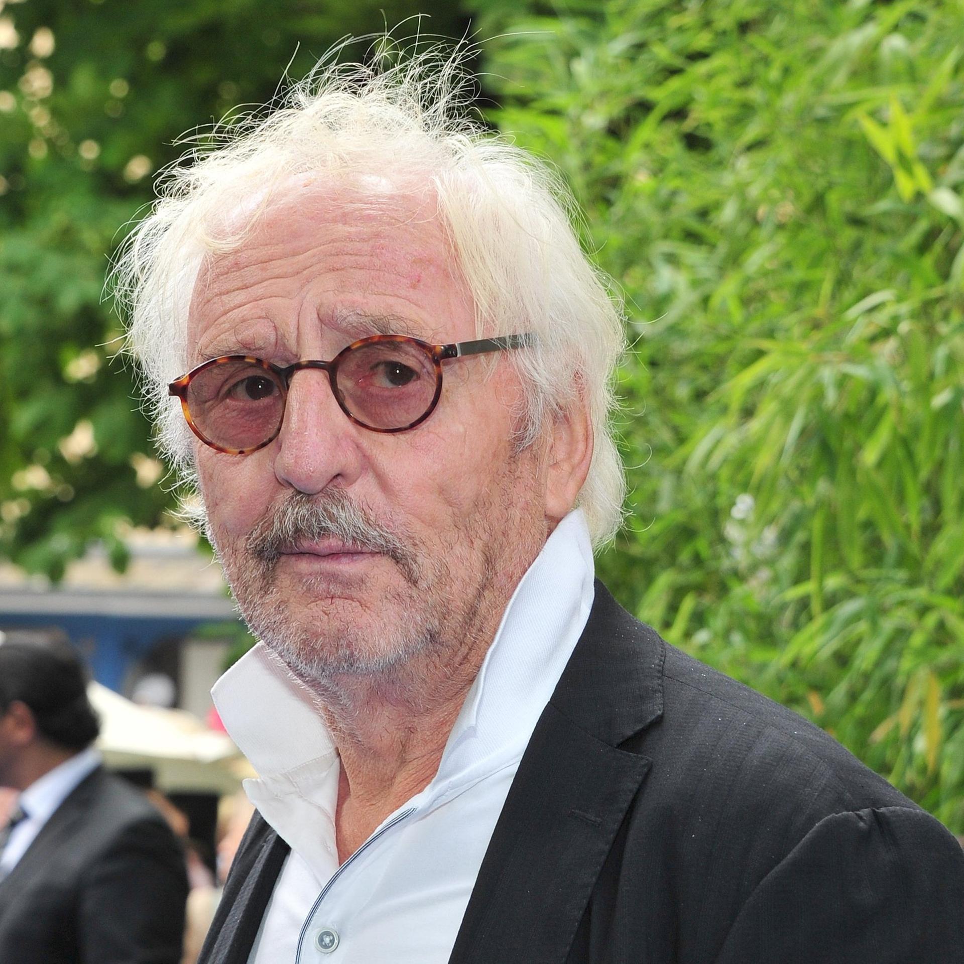 Der Schauspieler Günther Maria Halmer, hier beim Empfang des FilmFernsehFonds Bayern (FFFBayern) in München im Jahr 2017. Er trägt ein weisses Hemd und Sonnebrille und schaut in die Kamera