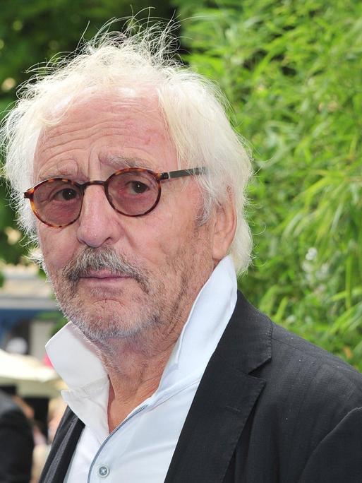Der Schauspieler Günther Maria Halmer, hier beim Empfang des FilmFernsehFonds Bayern (FFFBayern) in München im Jahr 2017. Er trägt ein weisses Hemd und Sonnebrille und schaut in die Kamera
