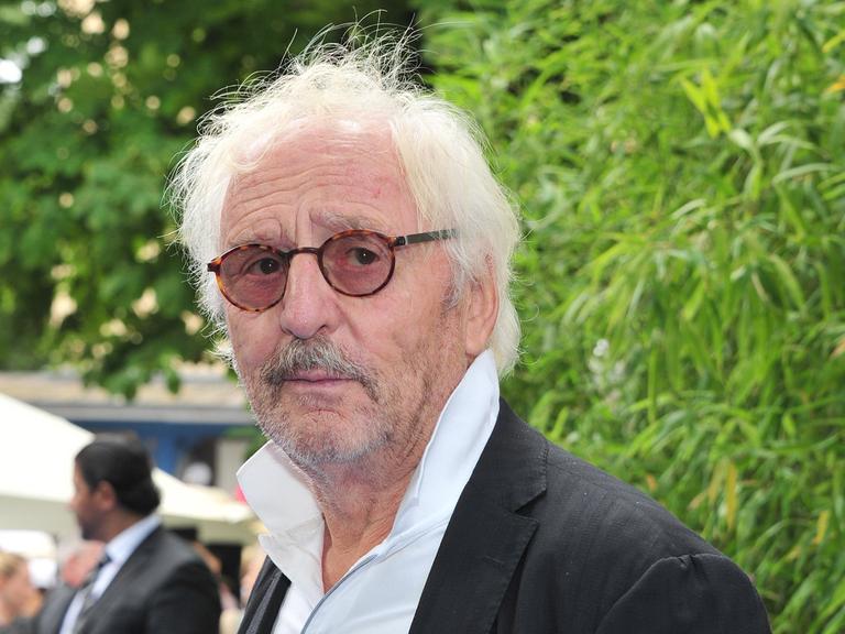 Der Schauspieler Günther Maria Halmer, hier beim Empfang des FilmFernsehFonds Bayern (FFFBayern) in München im Jahr 2017. Er trägt ein weisses Hemd und Sonnebrille und schaut in die Kamera