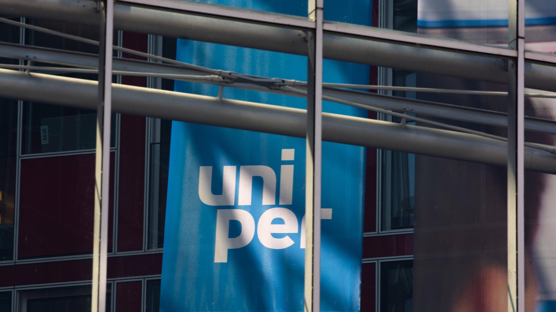 Logo des Energiekonzerns Uniper an einer Fassade Logo des Energiekonzerns Uniper an einer Fassade