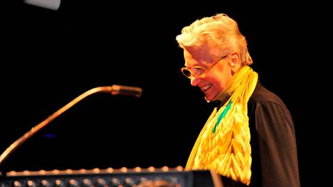 Éliane Radigue beim Festival "Presences electronics" im Jahr 2011 Éliane Radigue beim Festival "Presences electronics" im Jahr 2011