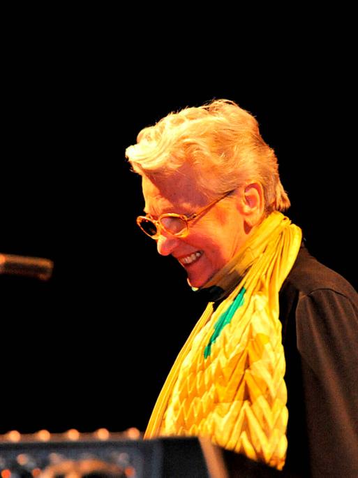 Éliane Radigue beim Festival "Presences electronics" im Jahr 2011
