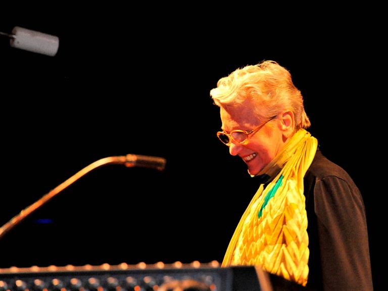 Éliane Radigue beim Festival "Presences electronics" im Jahr 2011