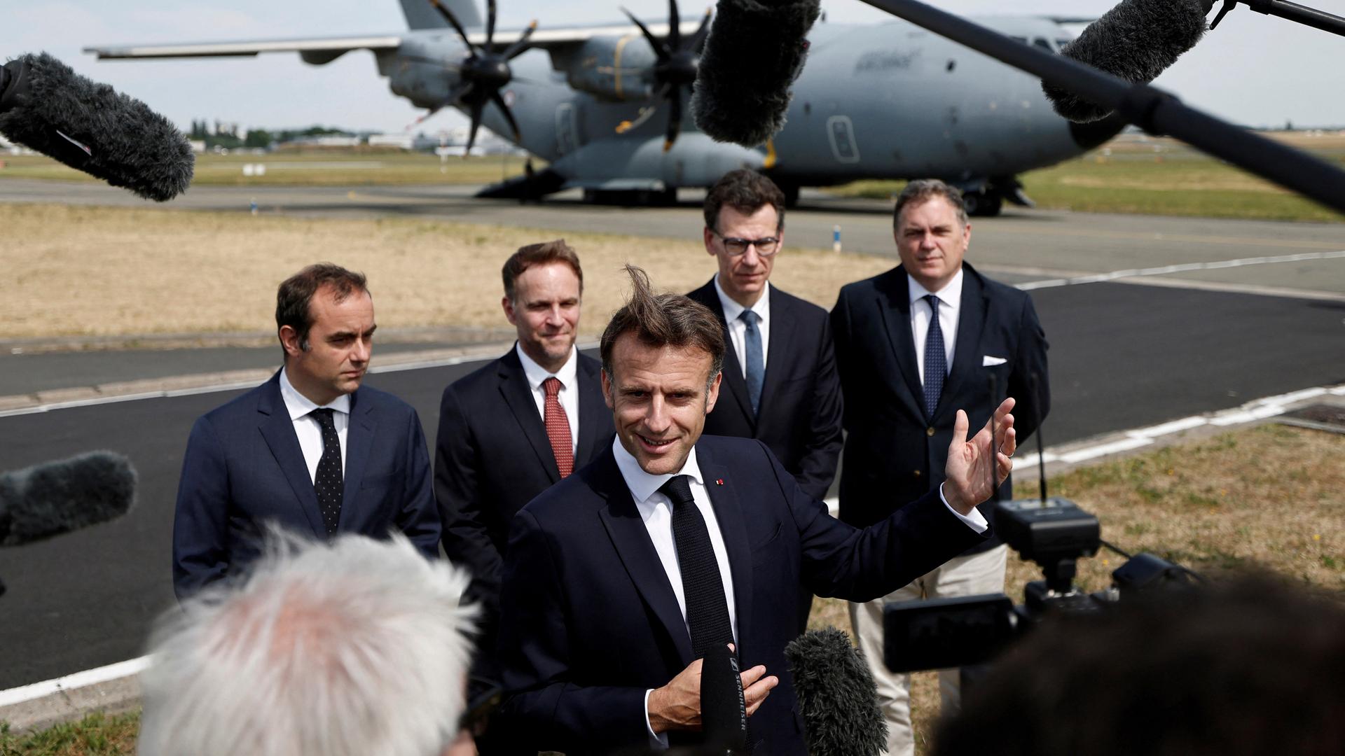 Frankreichs Präsident Macron spricht mit Reportern am Rande der Luftfahrtmesse in Paris.