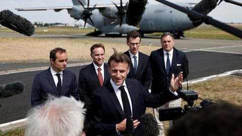 Frankreichs Präsident Macron spricht mit Reportern am Rande der Luftfahrtmesse in Paris.