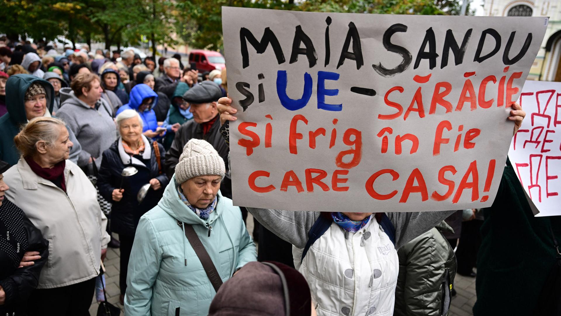 Ein Demonstrant hält ein Plakat mit der Aufschrift „Maia Sandu und die EU - Armut und Kälte in jedem Haus“ während einer Demonstration in der Hauptstadt Chisinau.