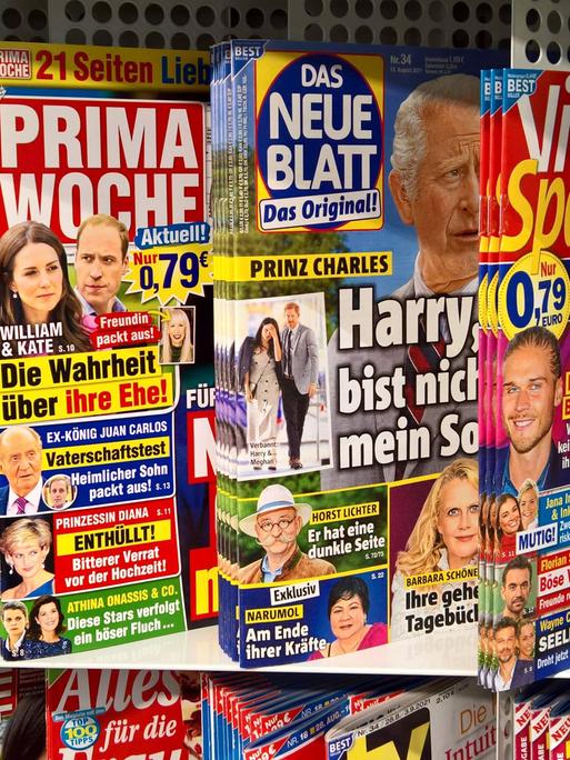  Diverse Zeitschriften (Freizeit Post, Prima Woche, Das Neue Blatt, Viel Spass, OK, Woche Heute, Alles fuer die Frau) am Zeitschriften-Kiosk.
