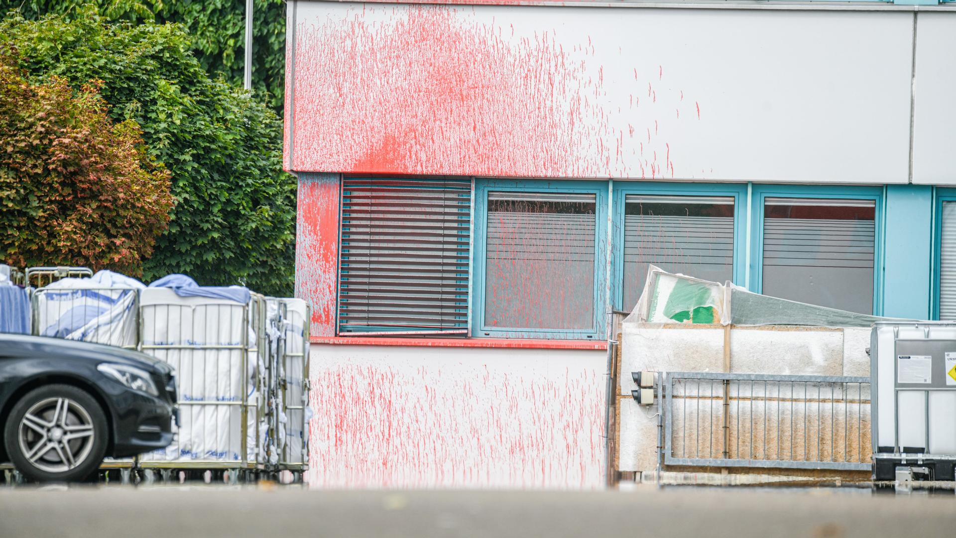 Rote Farbe ist an einem Gebäude eines Unternehmens zu sehen. Nach einem Angriff mit Farbbeuteln und Rauchbomben ermitteln Staatsschutz und das Anti-Terrorismuszentrum die Hintergründe der Tat. Rote Farbe ist an einem Gebäude eines Unternehmens zu sehen. Nach einem Angriff mit Farbbeuteln und Rauchbomben ermitteln Staatsschutz und das Anti-Terrorismuszentrum die Hintergründe der Tat.